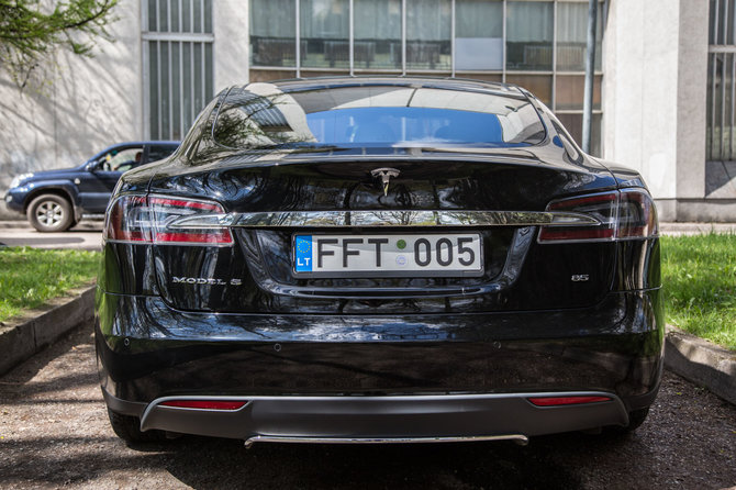 Juliaus Kalinsko / 15min nuotr./Vilniečio Tomo „Tesla Model S“