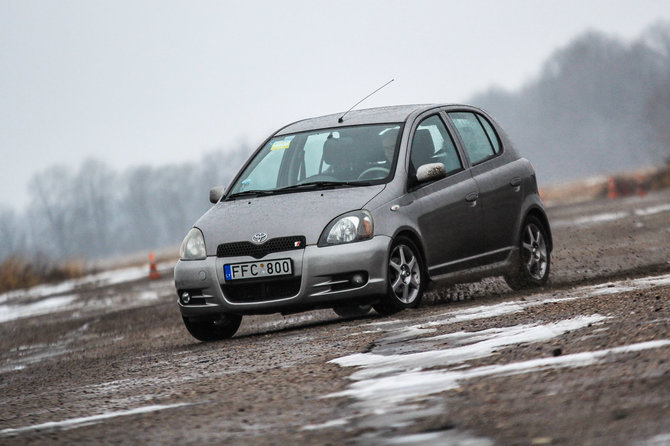 Egidijaus Babelio nuotr./Mažytis „Yaris TS“ – geras pasirinkimas slalomams. Tai rodo jį vairuojančiųjų rezultatai tarptautiniuose žurnalistų raliuose