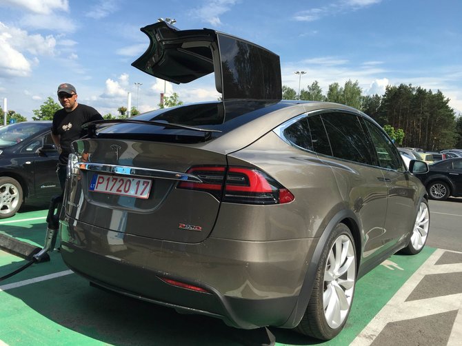 15min skaitytojo nuotr./„Tesla Model X“ Vilniuje