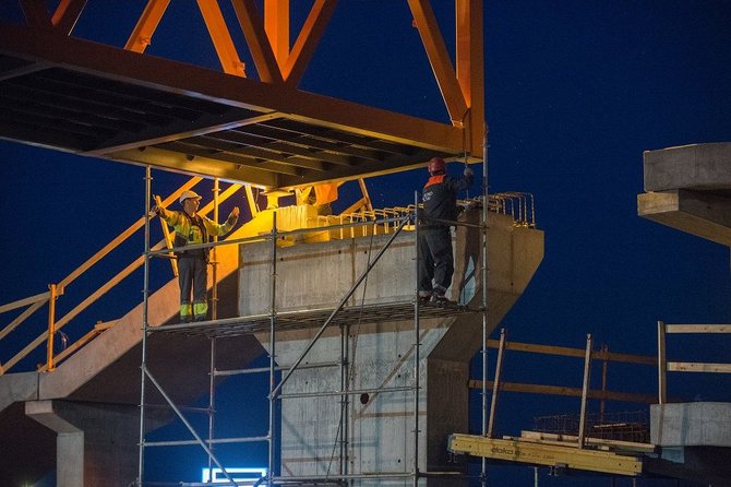 Juozo Kamensko nuotr./Pėsčiųjų viaduko kėlimo darbai ties Stanaičių gyvenviete