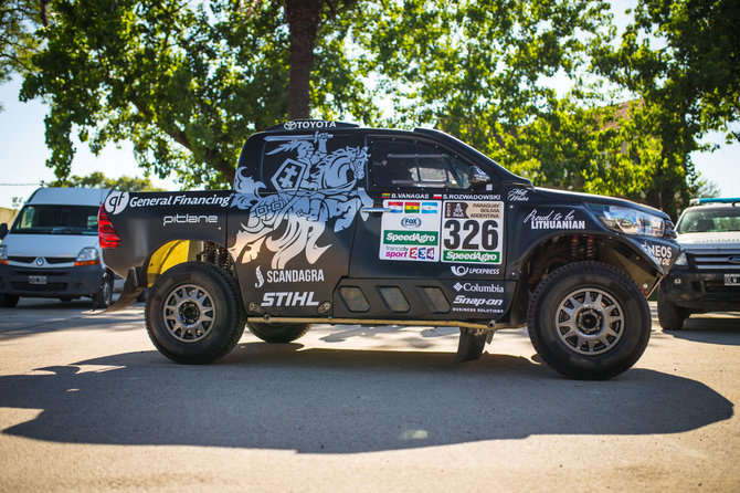 Edgaro Buiko nuotr./„General Financing team Pitlane“ komanda atsiėmė „Toyota Hilux“