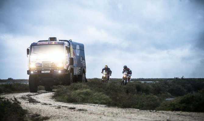 „Red Bull“ nuotr./Motociklininkai žino, jog už savęs išvydus vieną iš sunkvežimių, trauktis būtina