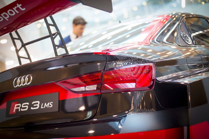 Irmanto Gelūno / 15min nuotr./„Audi RS3 LMS“ eksponuojamas verslo centre K29