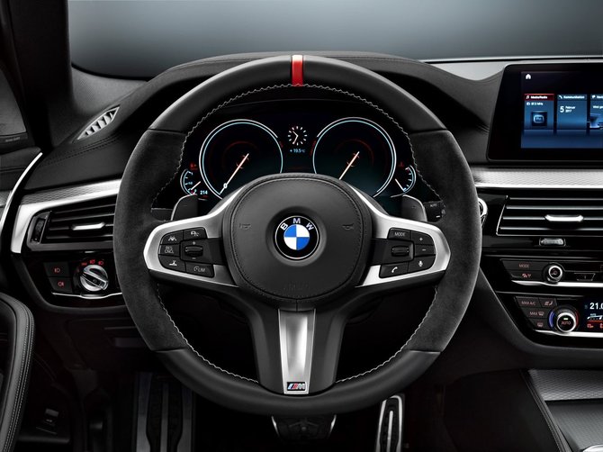 BMW 5 su „M Performance“ paketu