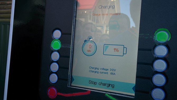 Elektromobilio baterijoje liko 1 proc. energijos