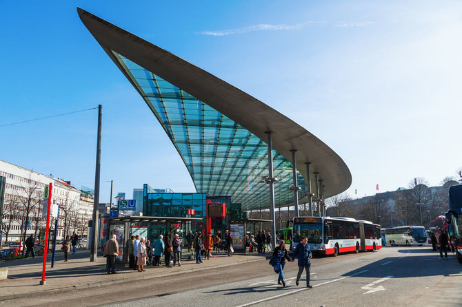 Moderni Hamburgo autobusų stotis, suprojektuota ir pastatyta iš stiklo