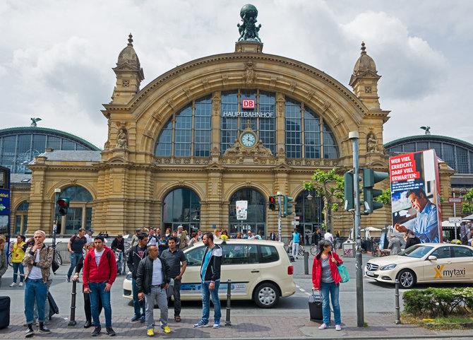 Centrinė Frankfurto geležinkelio stotis – viena iš penkių didžiausių Europoje. Šalia jos įsikūrusi ir miesto autobusų stotis
