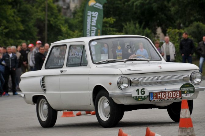 Algimanto Brazaičio nuotr./Istorinių automobilių ralis Jonavoje