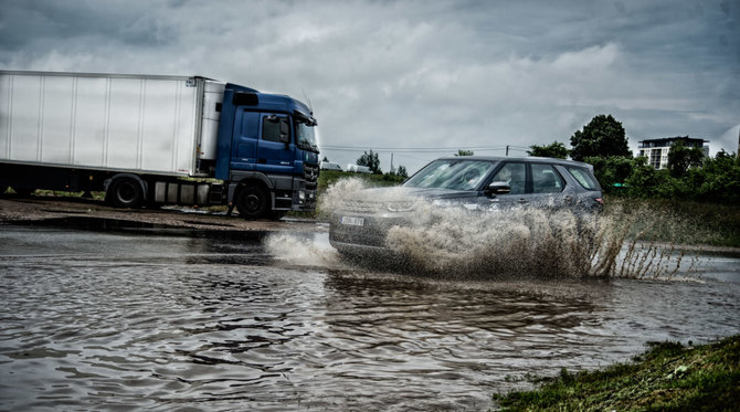 Jurgos Anusauskienės nuotr./„Land Rover Discovery“ taškosi Vilniaus balose