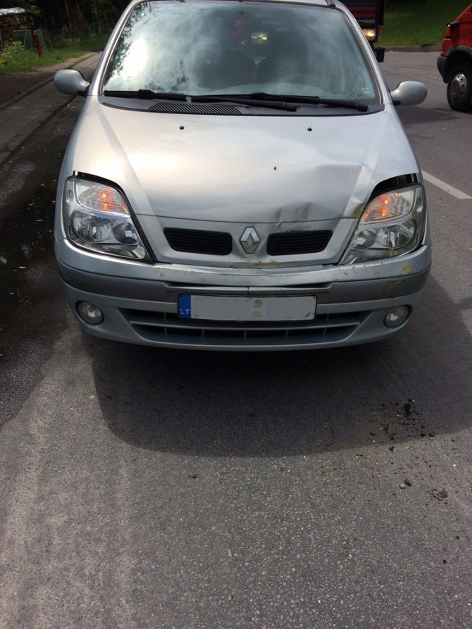 Avarijoje apgadintas „Renault Scenic“