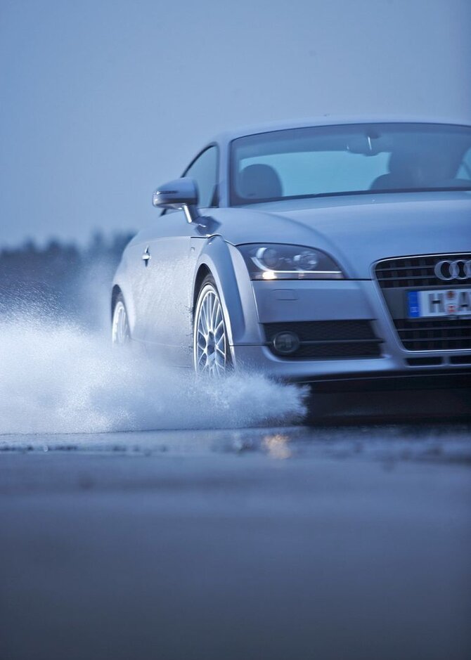 Automobilis važiuoja per balą