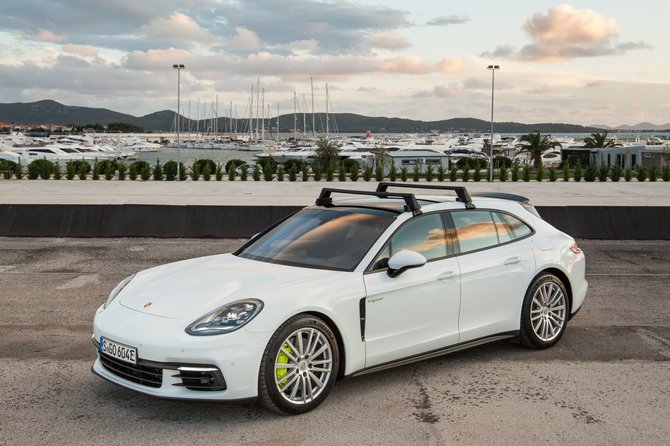 „Porsche“ nuotr./„Porsche Panamera 4 E-Hybrid Sport Turismo“