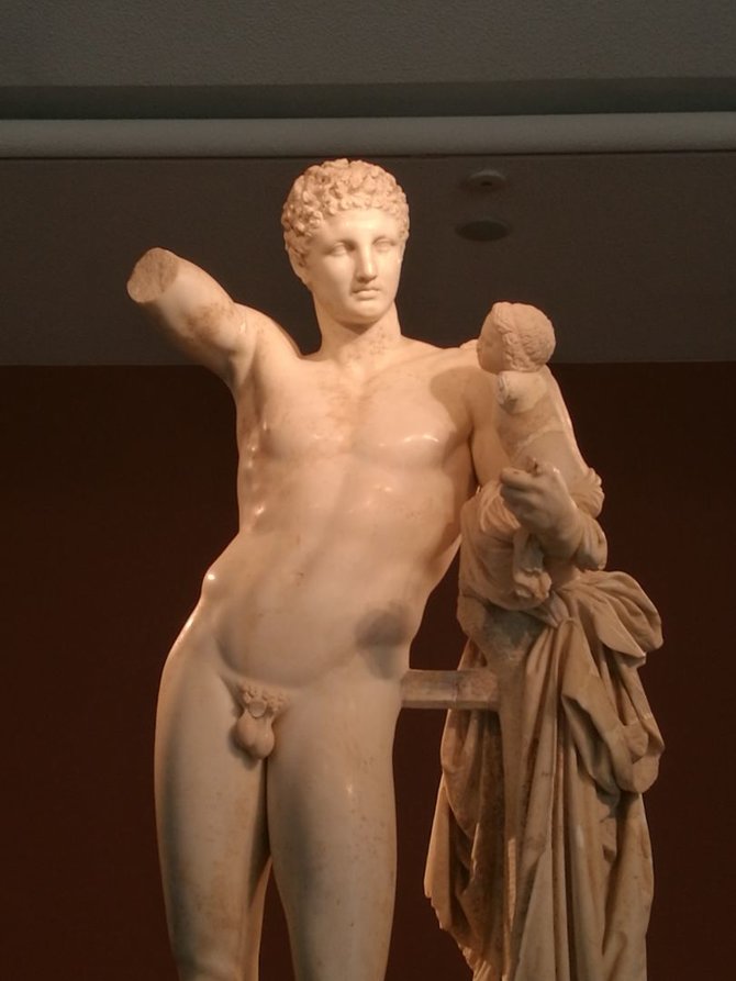 L.Vireliūnaitės nuotr. /Statula „Hermis su mažuoju Dionisu“