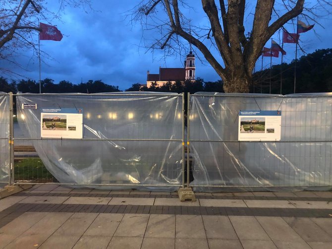 15min skaitytojo nuotr./Plakatas Lukiškių aikštėje