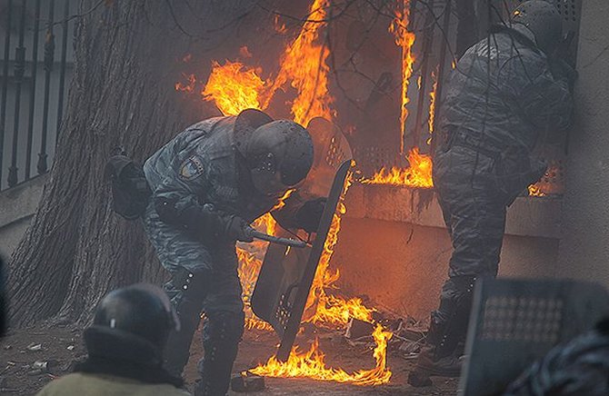 Ukrainos VRM nuotr. /Degantys Ukrainos pareigūnai
