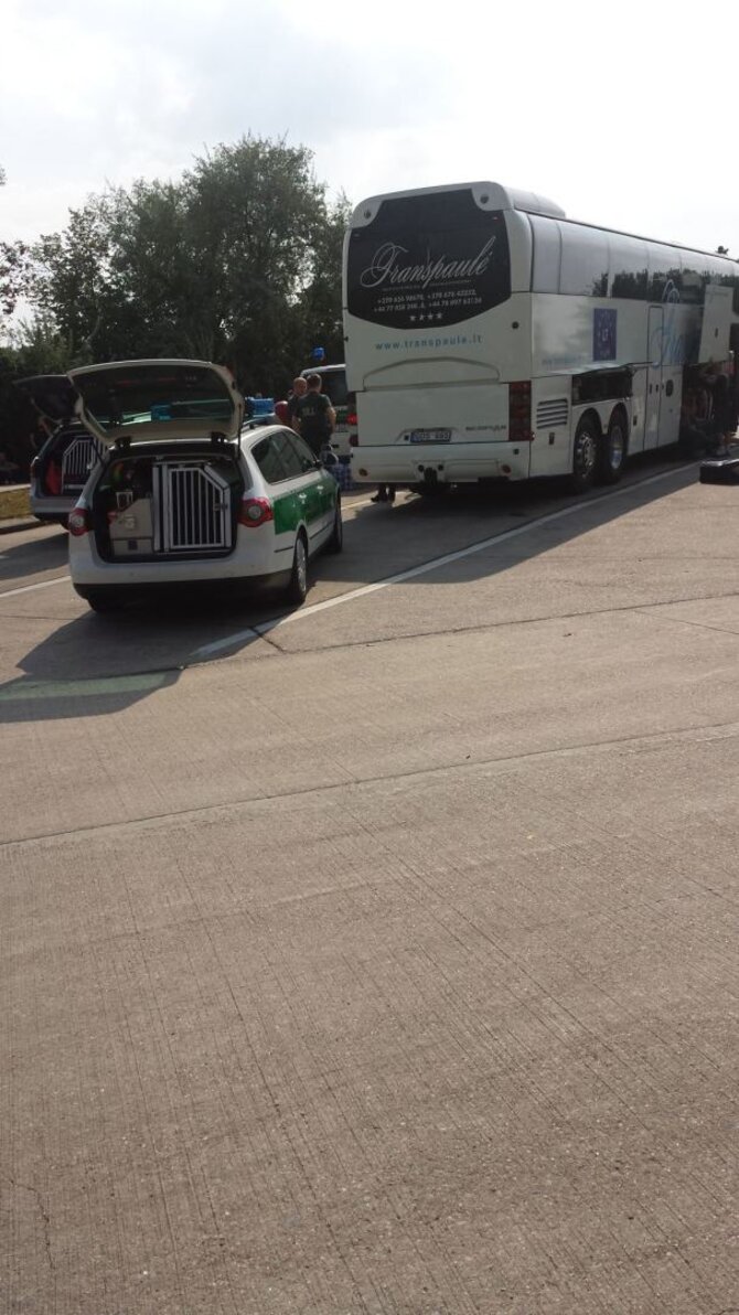Skaitytojos Ramintos nuotr. /Vokietijos policija krečia autobusą