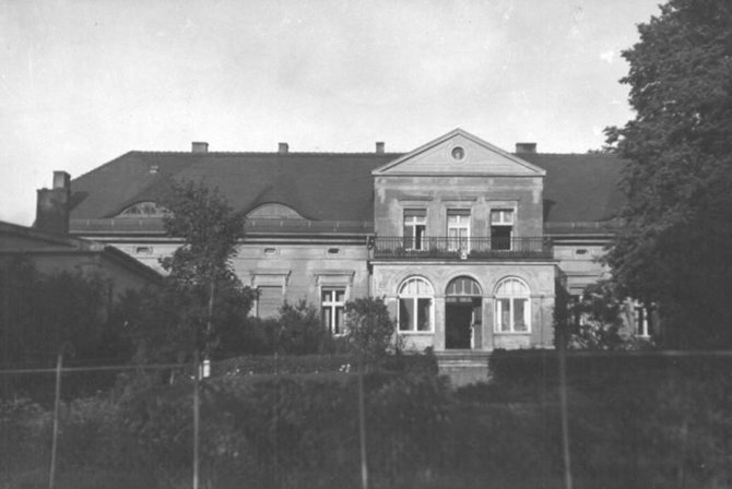 1915 m. A. Kühlewind, leidėjas Gebrüder Hochland, Königsberg./Rūmų reprezentacinis fasadas su centriniu įėjimu į dvarą