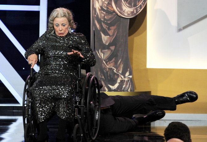 Sacha Baronas Cohenas BAFTA apdovanojimuose nuo scenos nustūmė „80-metę senutę“