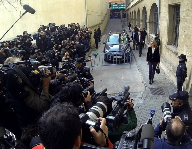 AFP/„Scanpix“ nuotr./Princesę Cristiną pasitiko būrys protestuotojų ir žurnalistų