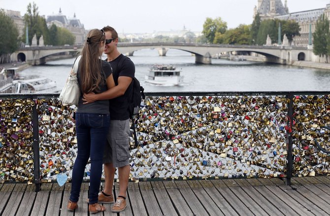 „Scanpix“ nuotr./Įsimylėjeliai ant „Pont des Arts“ tilto