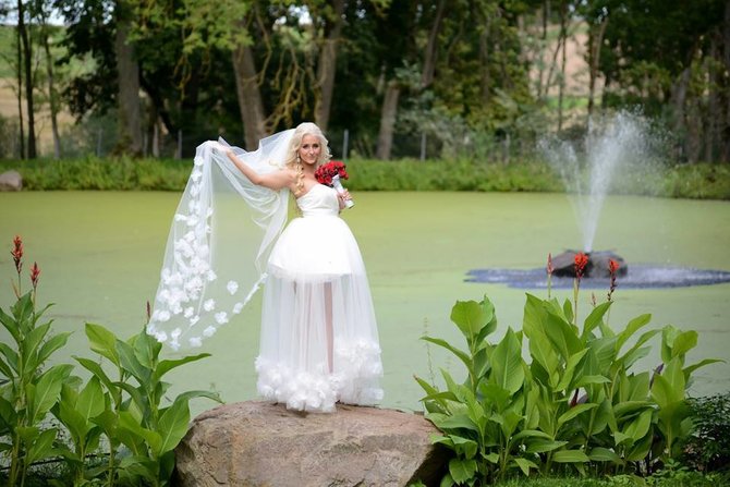Facebook.com nuotr./Oksanos Pikul-Jasaiteinės vestuvinę suknelę nukopijavusi nuotaka