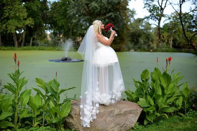 Facebook.com nuotr./Oksanos Pikul-Jasaiteinės vestuvinę suknelę nukopijavusi nuotaka