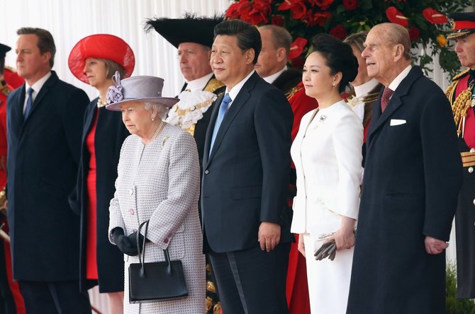 „Scanpix“ nuotr./Karalienės Elizabeth II ir Kinijos prezidento Xi Jinpingo susitikimas