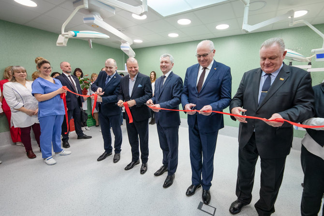 Vyriausybės nuotr./Premjeras Saulius Skvernelis (viduryje) dalyvavo Ukmergės ligoninės operacinio bloko atidaryme