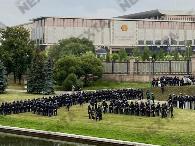 Nuotr. iš NEXTA/Pareigūnai apsupo Prezidento rūmus Minske