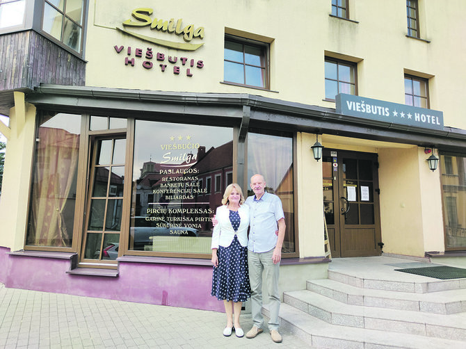 Daukšų archyvo nuotr./Julija ir Anicetas Daukšai prie nuosavo viešbučio-restorano „Smilga“