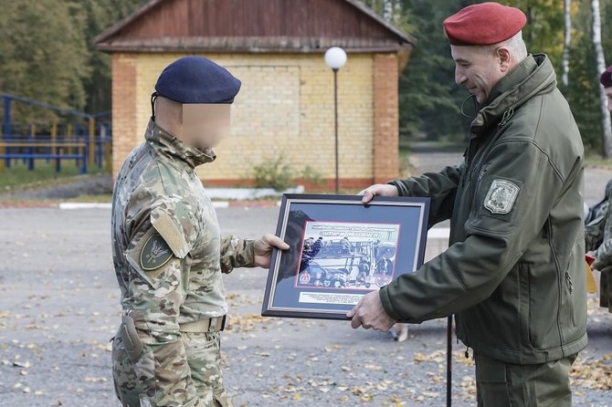 Nuotr. iš rg.ru/Baltarusijos Respublikos vidaus reikalų ministras Jurijus Karajevas įteikia diplomą „Rosgvardijos“ specialiųjų pajėgų būrio „Rys“ kariui, 2020 m. spalio mėn. 