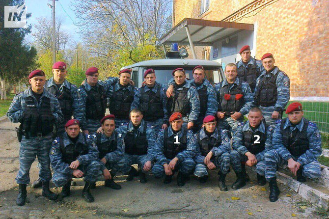 ​​​​​​​Nikolajevo „Berkut“ kovotojai jų nuolatinės dislokacijos vietoje. Nr. 1 – Sergejus Panasenko, Nr. 2 – Nikolajus Stogorniakas