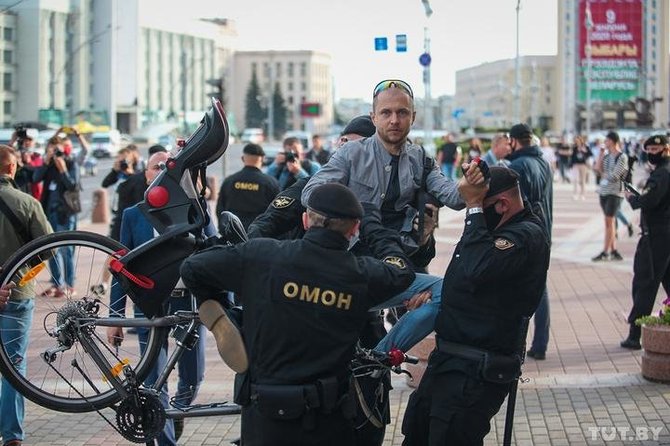 Akimirka, kai riaušių policininkai sulaikė Aleksandrą Kuvšinovą