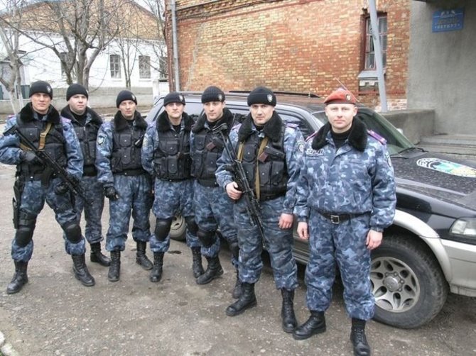 Nikolajevo „Berkut“ dislokacijos vietoje. Dmitrijus Ancupovas – pirmas iš kairės. Nuotrauka padaryta ne anksčiau kaip 2008 m. lapkričio mėn.