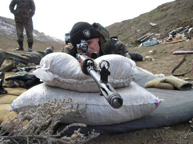 Dmitrijus Ancupovas per praktinį šaudymą poligone, Ukraina