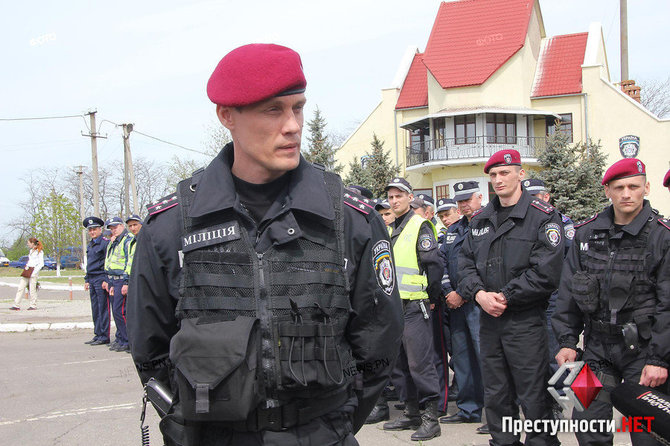 Dmitrijus Ancupovas per pratybas kontroliniame punkte, 2014 m. balandžio mėn., Nikolajevas / news.pn nuotr.