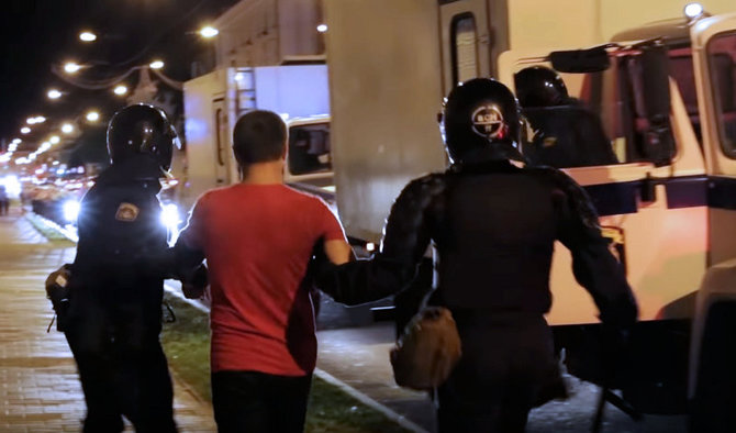 2020 m. rugpjūčio 11 d. Gomelyje įvyko masiniai ne tik protestuotojų, bet ir atsitiktinių žmonių areštai / Video kadras iš svetainės gomel.today