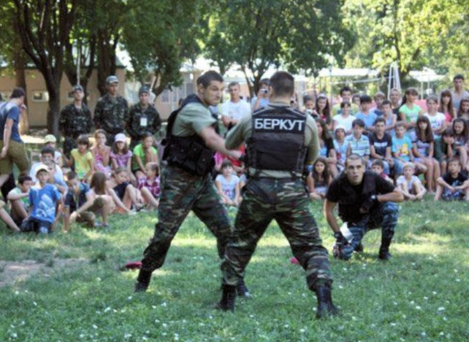 Sergejus Kiminčiži (kairėje centre) per demonstracinį „Berkut“ kovotojų iš Odesos pasirodymą / odessitua.com