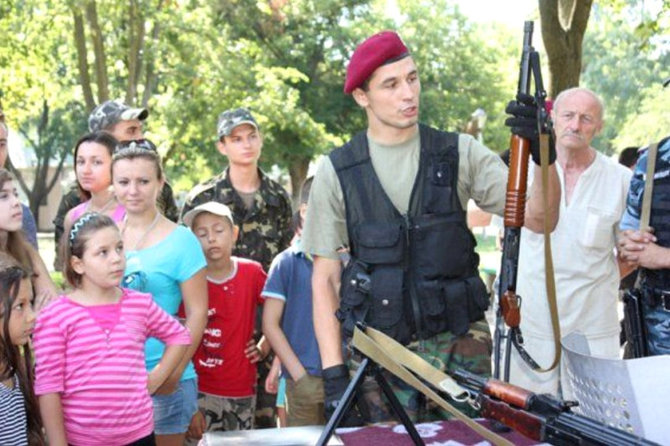 Sergejus Kiminčiži demonstruoja „Fort-500“ 12-to kalibro pompinį šautuvą. Daugelis orumo revoliucijos dalyvių, įskaitant Michailą Žiznevskį, buvo nužudyti šiuo ginklu / Nuotrauka: odessitua.com