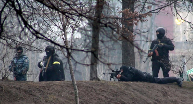 Specialiųjų pajėgų kariai šaudo koviniais šaudmenimis į demonstrantus. Kijevas, 2014 m. vasario 20 d. / RFE / RL