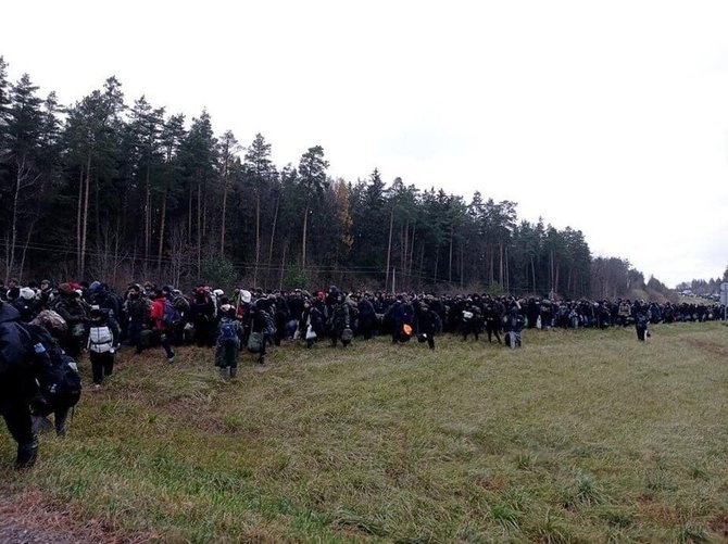 Nuotr. iš „Facebook“/Migrantų kolona Baltarusijoje eina prie sienos su Lenkija