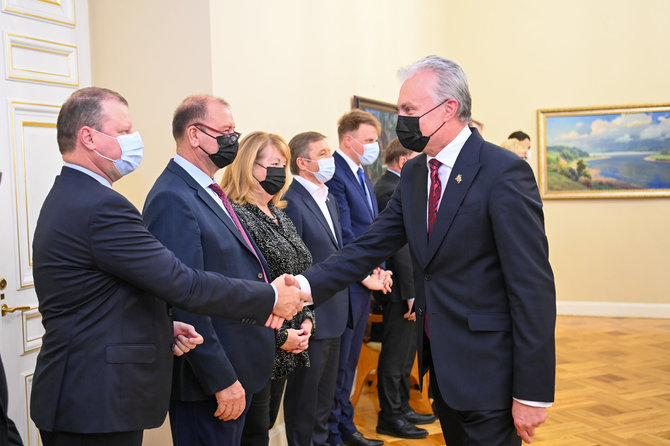 Prezidento kanceliarijos/Roberto Dačkaus nuotr./Viktoras Uspaskichas (antras iš kairės) dalyvavo partijų lyderių susitikime pas prezidentą