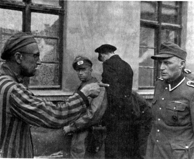 Nuotr. iš history.arm.mil/Koncentracijos stovyklos kalinys demaskuoja buvusį sargybinį