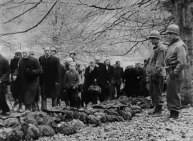 Kadras iš filmo „Die Todesmühlen“/Vokiečiai prie koncentracijos stovyklos aukų kūnų