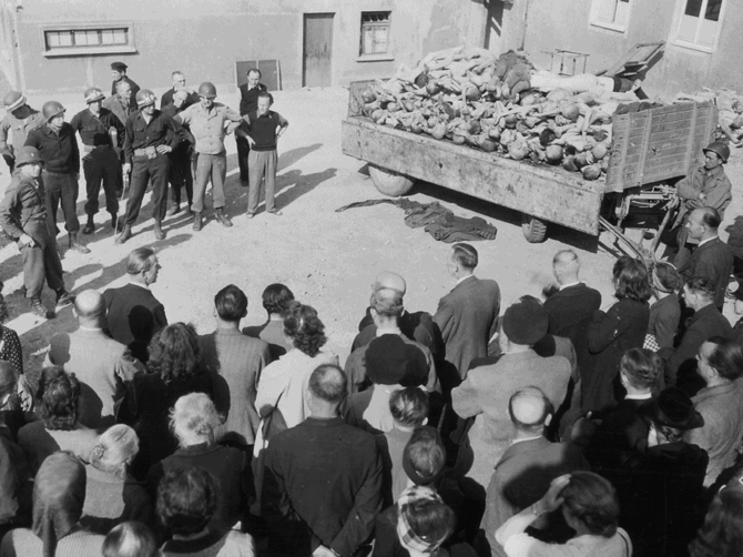 Nuotr. iš National Archives Washington /Vokiečiams rodoma koncentracijos stovykla