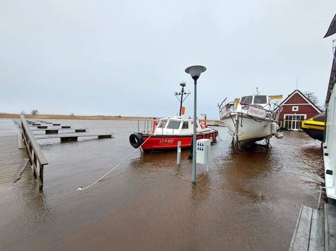 „Drevernos uosto“ nuotr./Drevernoje pakilęs Kuršių marių vanduo apsėmė namus