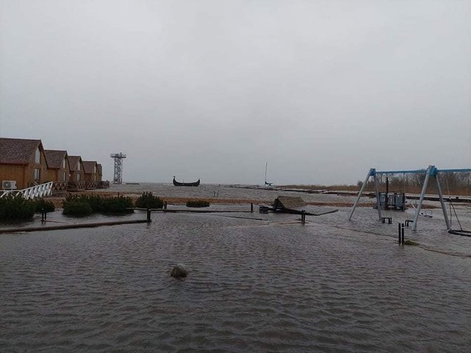 „Drevernos uosto“ nuotr./Drevernoje pakilęs Kuršių marių vanduo apsėmė namus