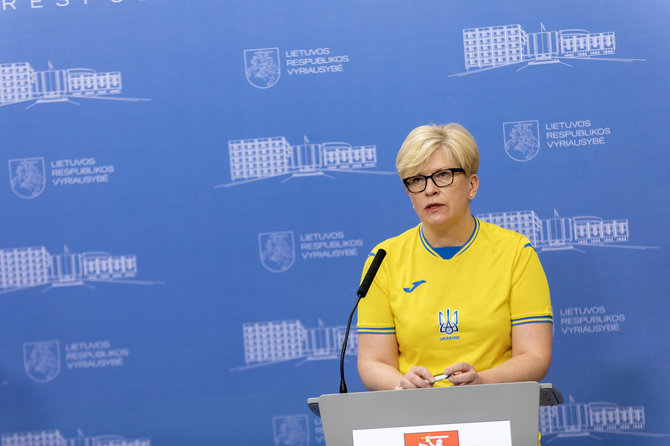 Vyriausybės/Laima Penek nuotr./Ingrida Šimonytė su Ukrainos futbolo rinktinės marškinėliais