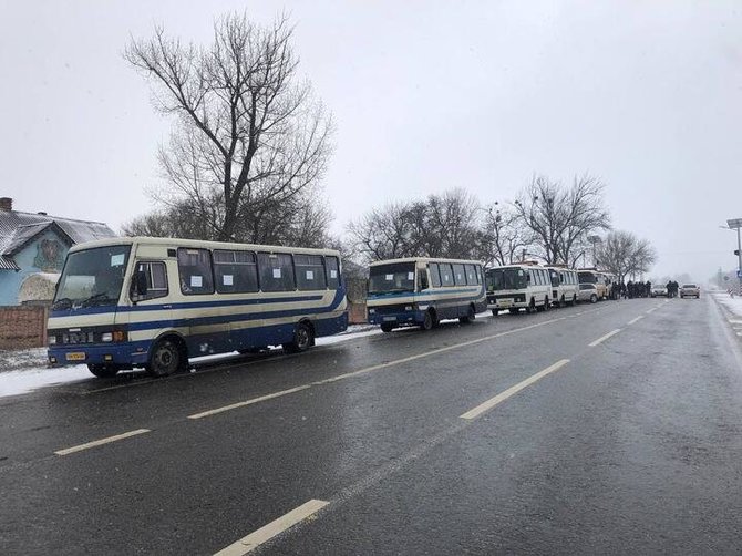 Oleho Sinehubovo nuotr./Iziumo miesto gyventojų evakuacijai skirti autobusai
