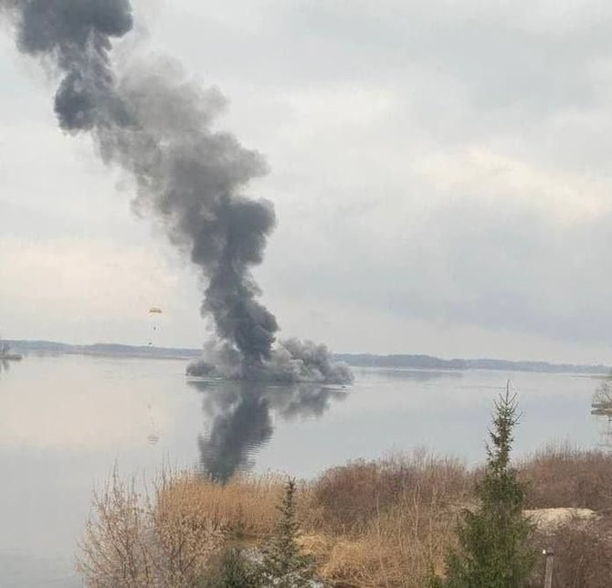 Ukrainos kariuomenės nuotr./Numuštas Rusijos pajėgų sraigtasparnis nukrito į vandens rezervuarą